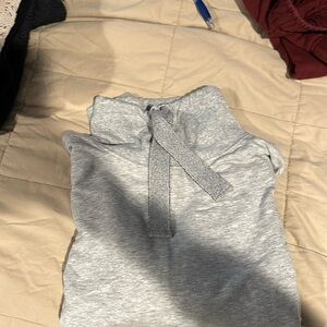 Cropped light weight sweatshirt.